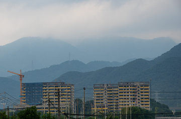 写实风富阳城市建筑群山景摄影素材