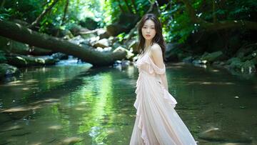 清新森系溪边长裙少女写真摄影素材