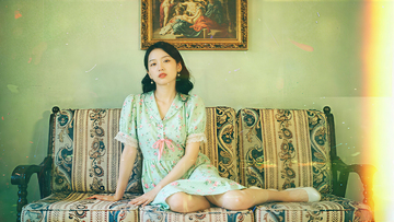 复古胶片风慵懒女性室内人像摄影素材