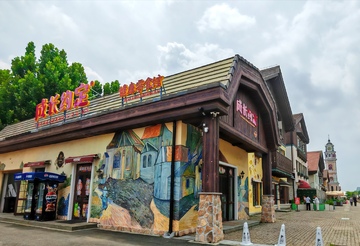 欧式风情艺术涂鸦商业街区建筑摄影素材