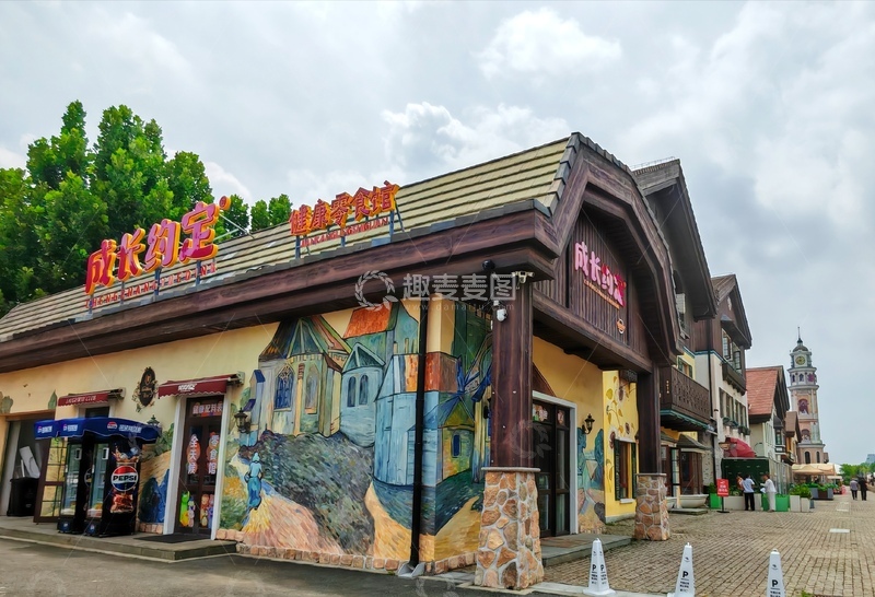 高清大图下载【趣麦麦图】-欧式风情艺术涂鸦商业街区建筑摄影素材