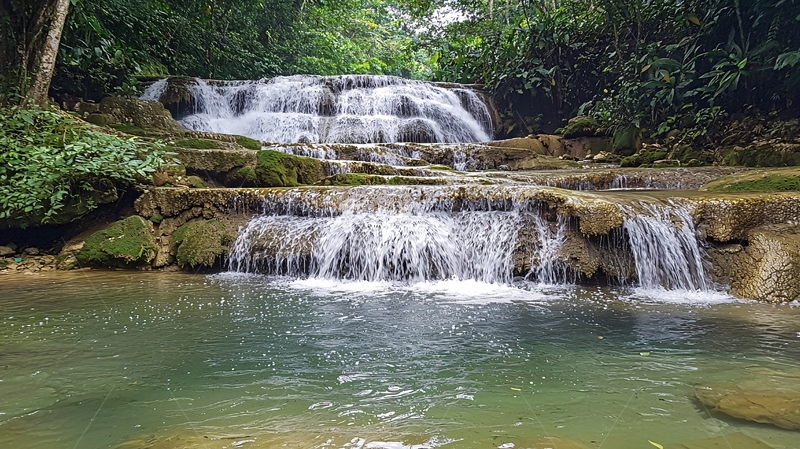 高清大图下载【趣麦麦图】绿树掩映下的层叠瀑布