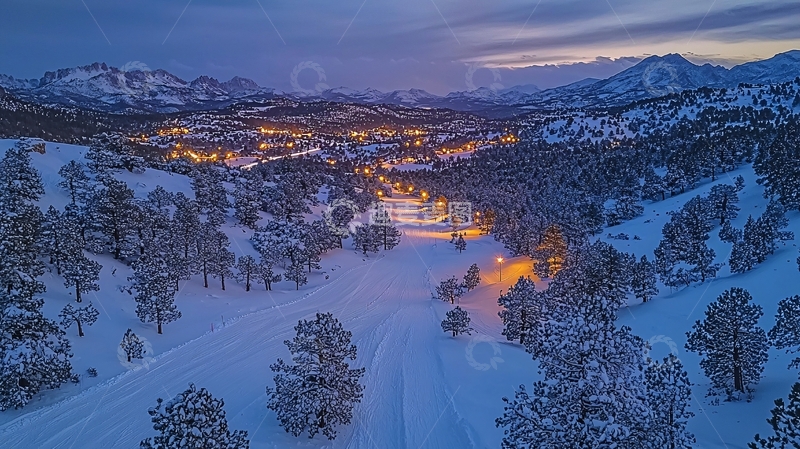 高清大图下载【趣麦麦图】雪山下的城镇夜景