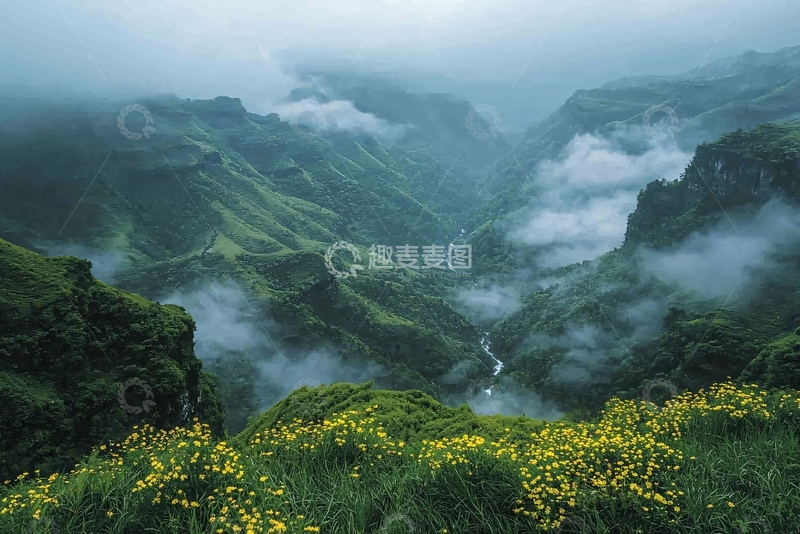 高清大图下载【趣麦麦图】雾气缭绕的山谷景色