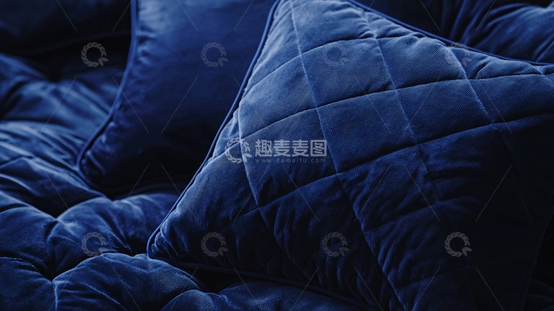 高清大图下载【趣麦麦图】深蓝色绗缝绒面枕头