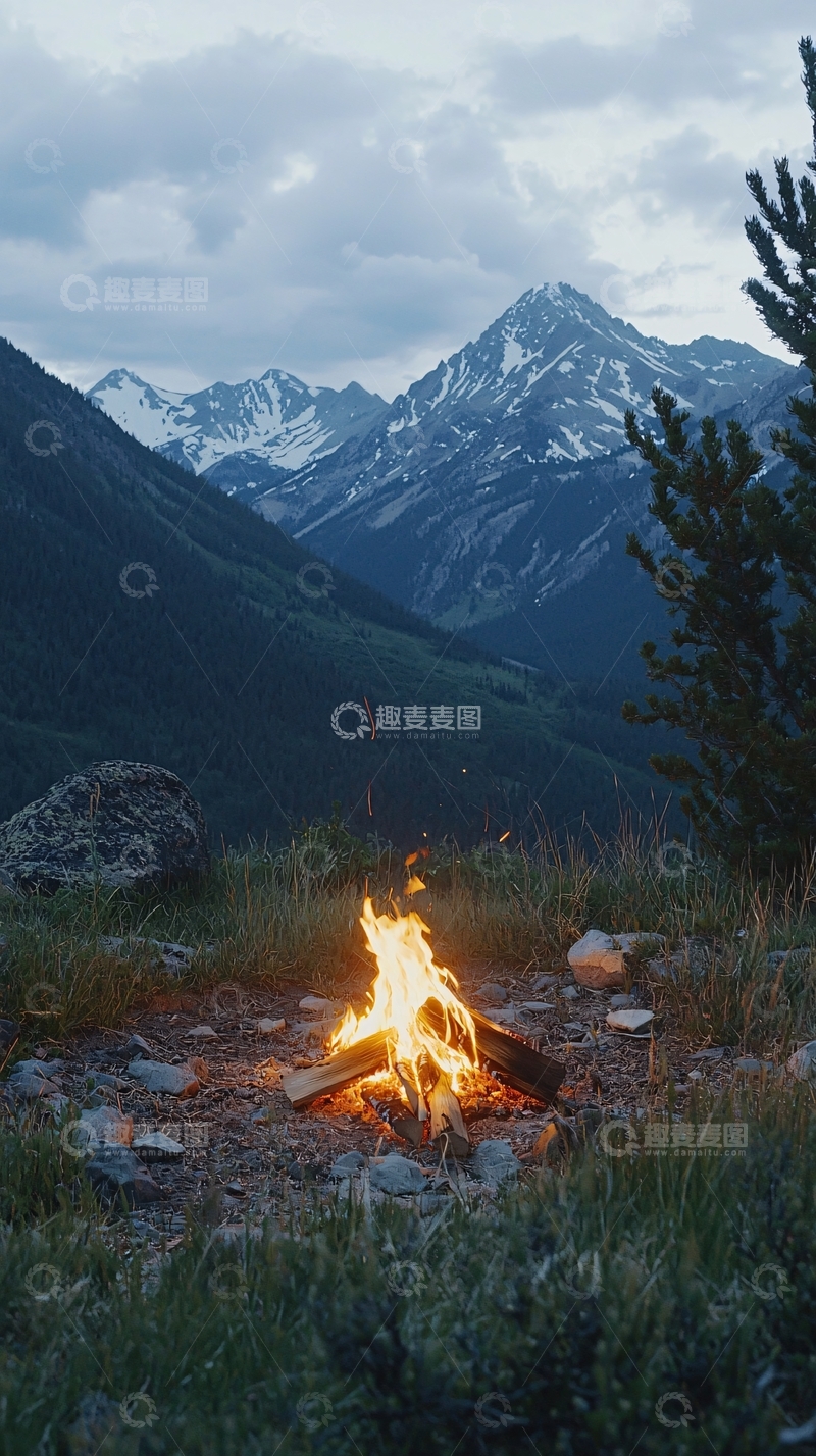高清大图下载【趣麦麦图】篝火旁的山脉夜景