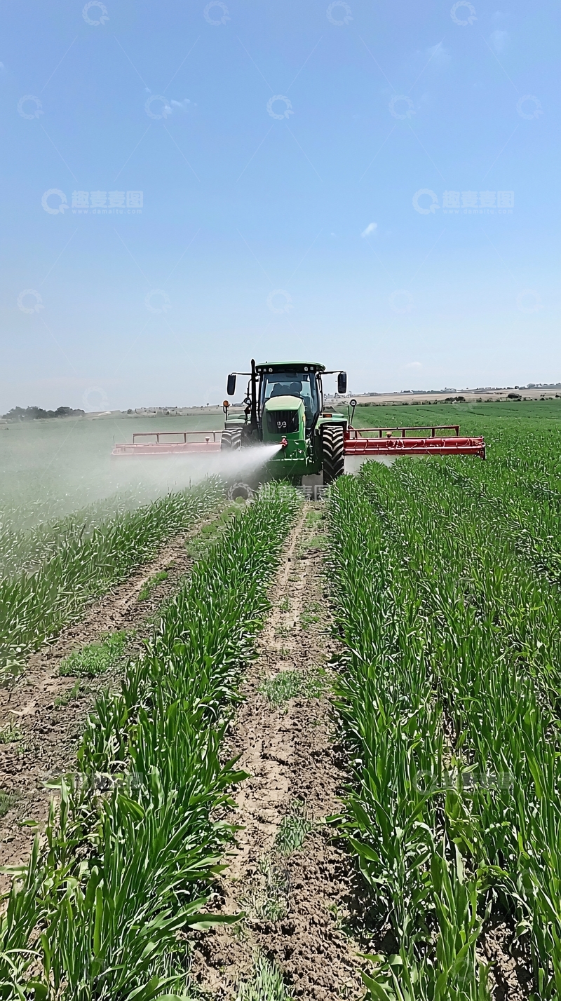 高清大图下载【趣麦麦图】拖拉机在田间喷洒农药