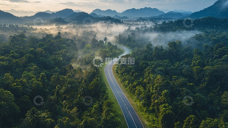 高清大图下载【趣麦麦图】蜿蜒公路穿梭于云雾缭绕的森林