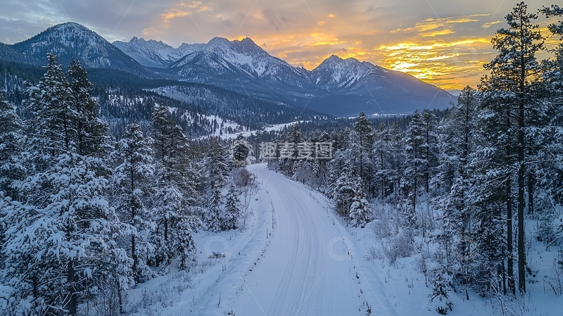 高清大图下载【趣麦麦图】雪山森林日出下的路