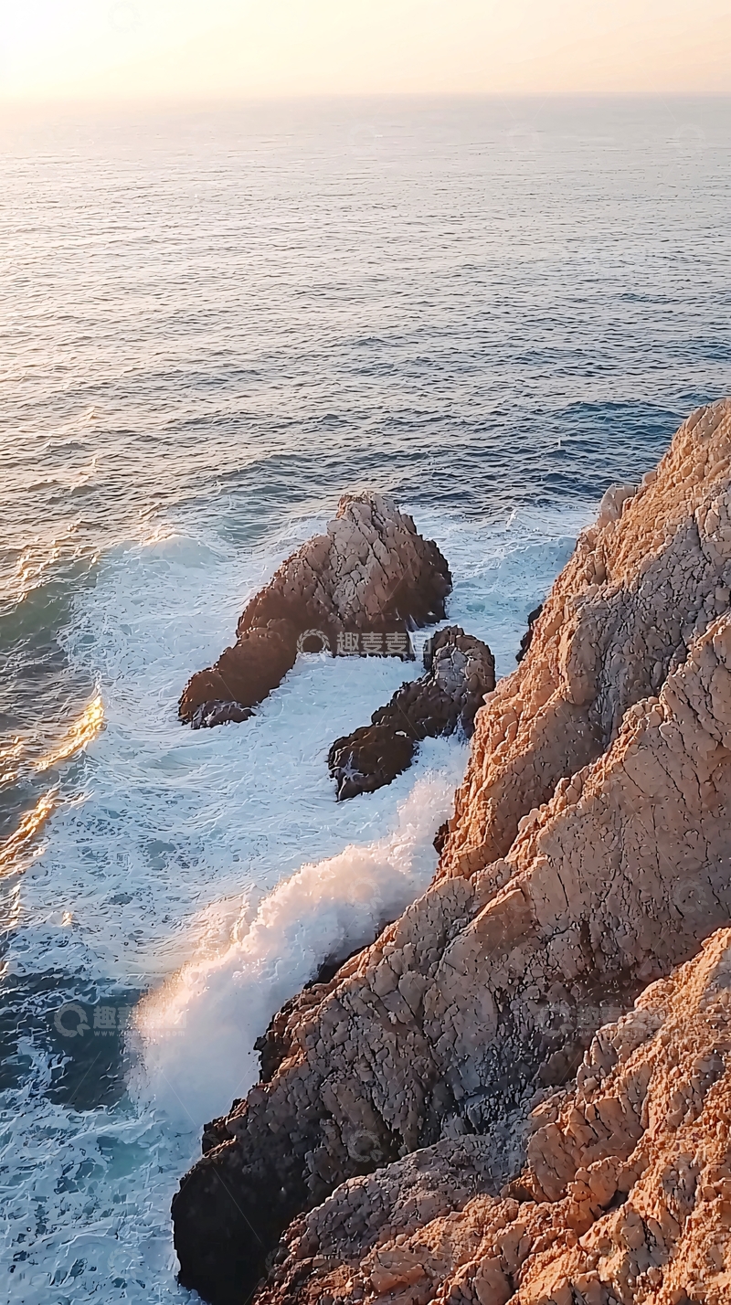 高清大图下载【趣麦麦图】海浪拍打岩石峭壁