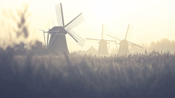 雾中风车田园风光