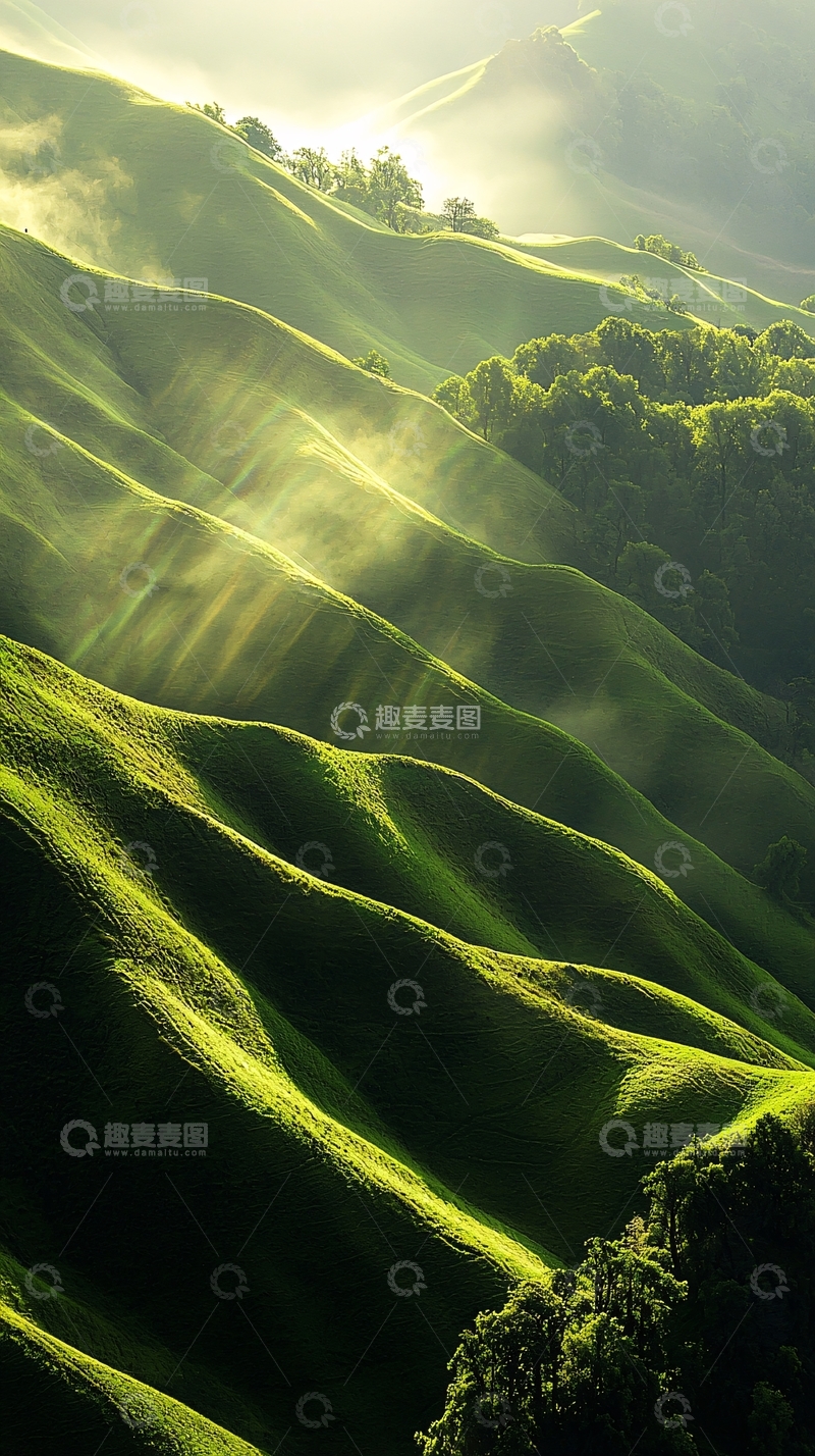 高清大图下载【趣麦麦图】阳光洒在绿色山丘上