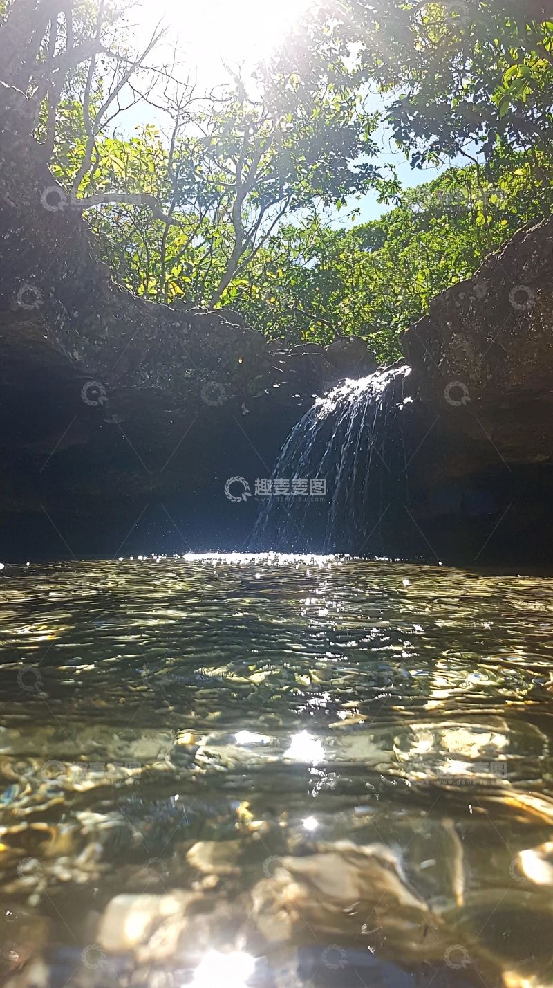 高清大图下载【趣麦麦图】阳光下的清澈溪流