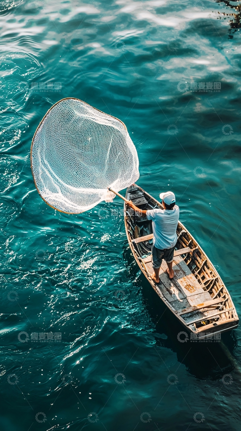 高清大图下载【趣麦麦图】渔民在小船上撒网捕鱼
