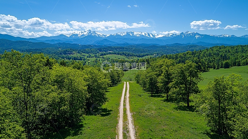 高清大图下载【趣麦麦图】绿色田野小路远处雪山