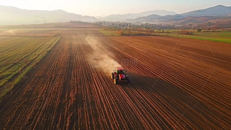 高清大图下载【趣麦麦图】田野里耕作的拖拉机