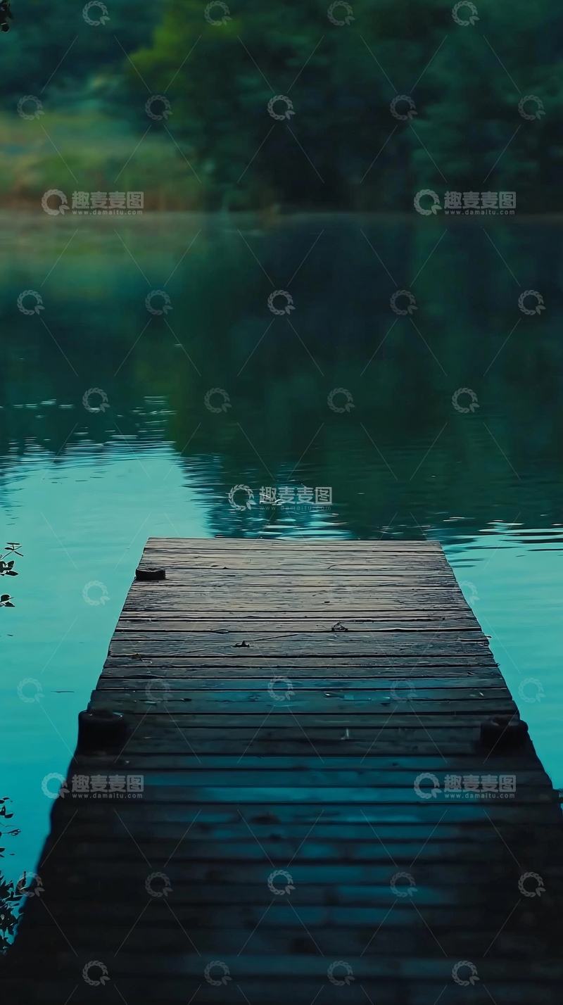 高清大图下载【趣麦麦图】平静湖面木质栈桥