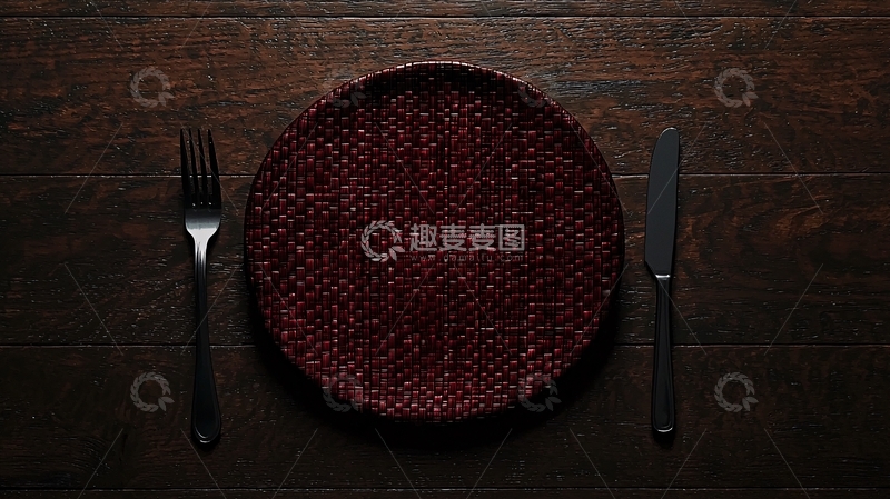 高清大图下载【趣麦麦图】深色木桌上深红色餐盘刀叉