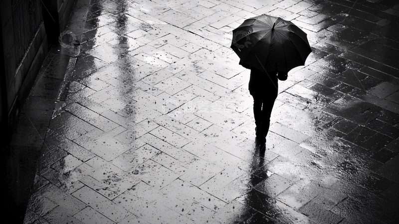 高清大图下载【趣麦麦图】雨中撑伞的人