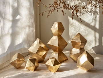 金色几何体静物摆拍