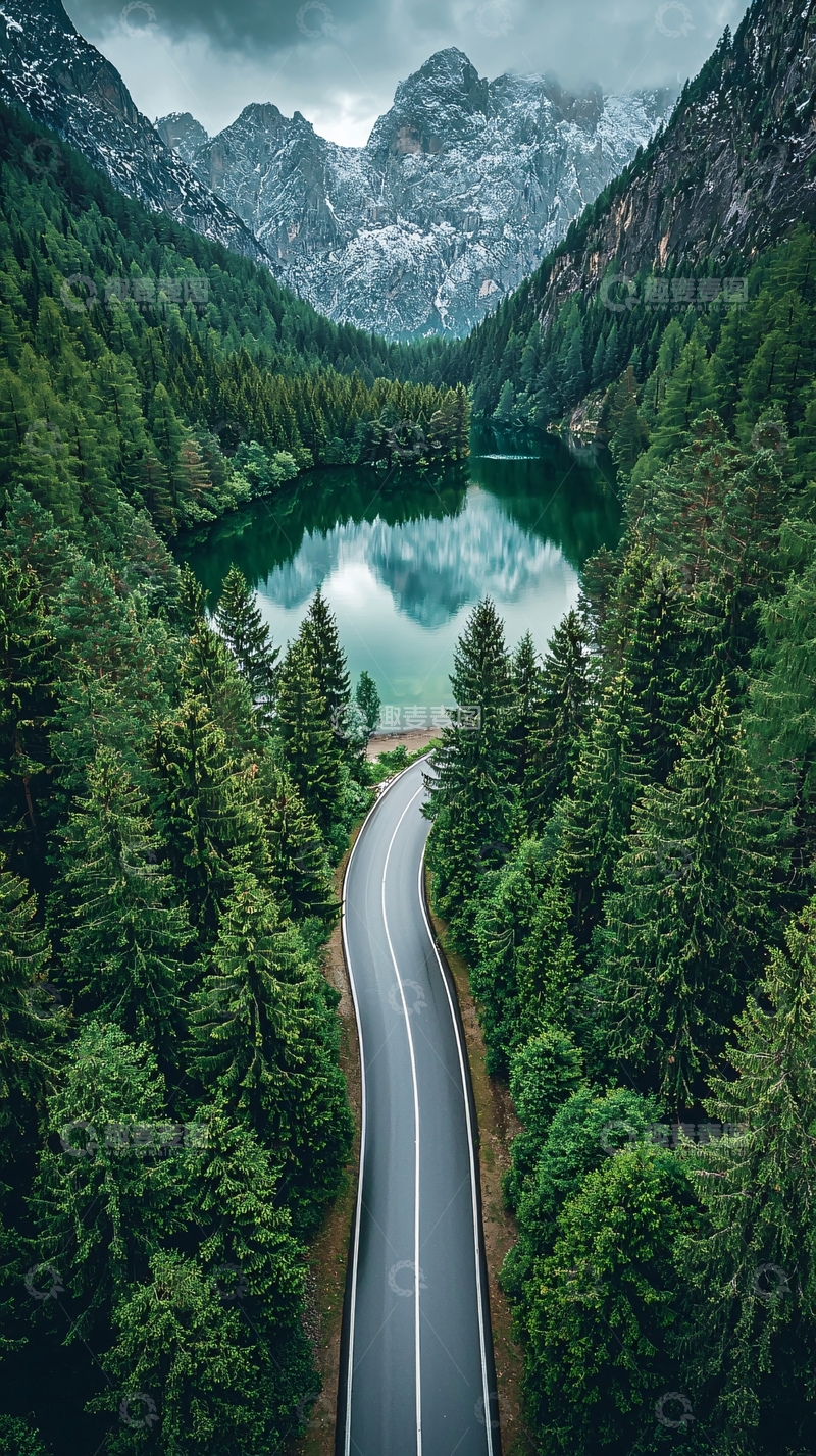 高清大图下载【趣麦麦图】翠绿森林环绕的湖泊公路