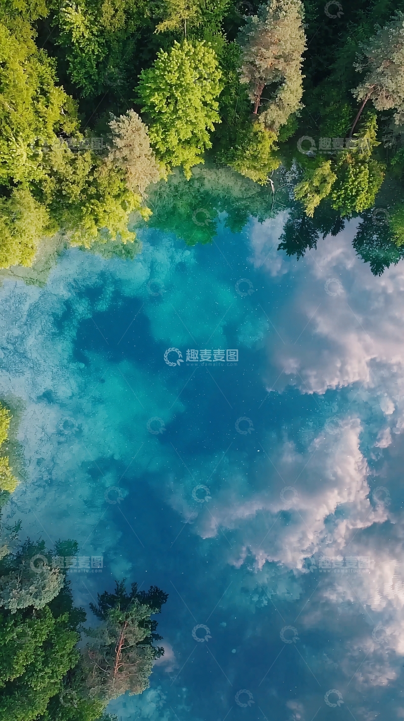 高清大图下载【趣麦麦图】俯瞰森林湖泊与天空