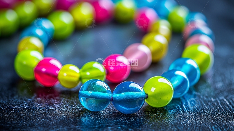 高清大图下载【趣麦麦图】彩色珠子项链