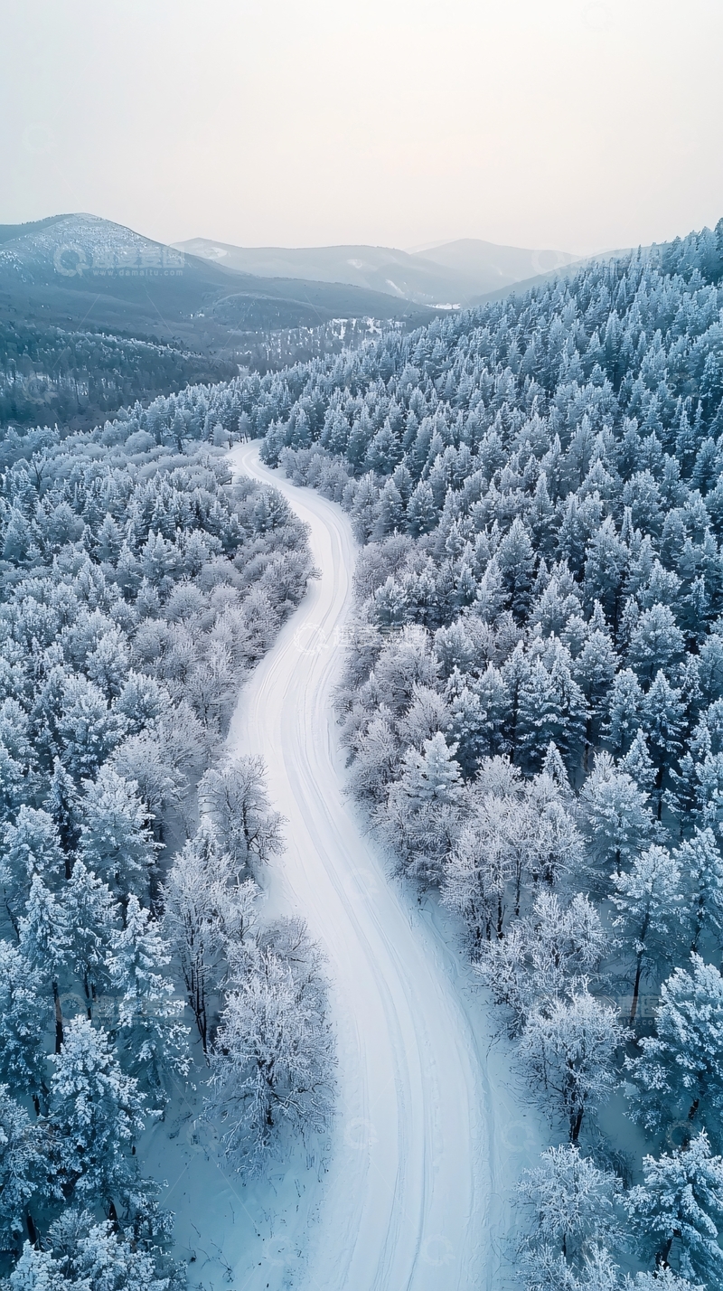 高清大图下载【趣麦麦图】雪覆盖的蜿蜒山路