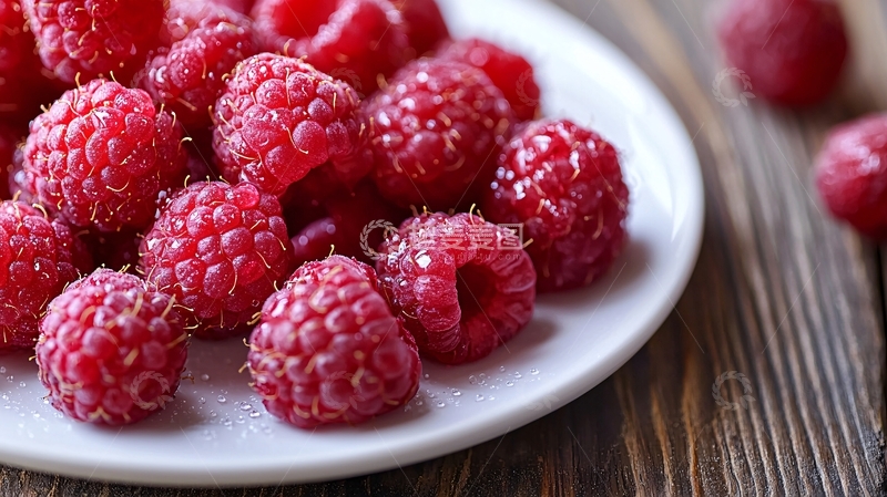 高清大图下载【趣麦麦图】新鲜红树莓堆放在白盘子