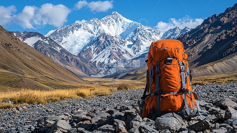 高清大图下载【趣麦麦图】橙色背包雪山背景