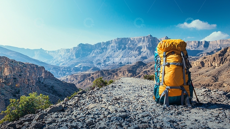 高清大图下载【趣麦麦图】背包置于山顶岩石路
