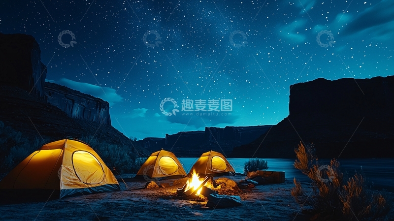 高清大图下载【趣麦麦图】夜空下篝火旁的露营地
