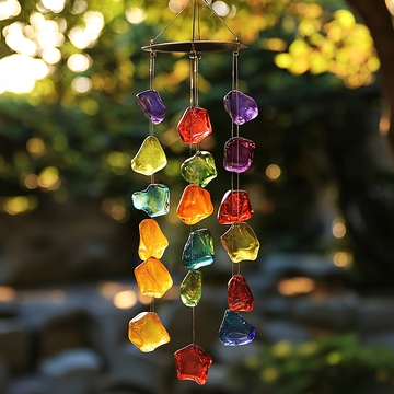 彩色宝石风铃挂在树上