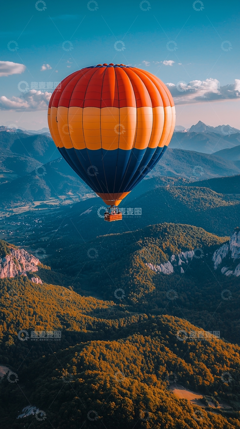 高清大图下载【趣麦麦图】热气球飞过山峦