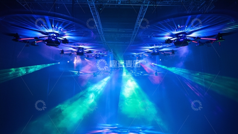 高清大图下载【趣麦麦图】炫酷灯光下飞行的无人机