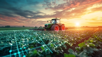 夕阳下田野里的拖拉机