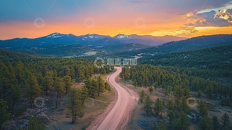 高清大图下载【趣麦麦图】蜿蜒道路穿越森林山脉