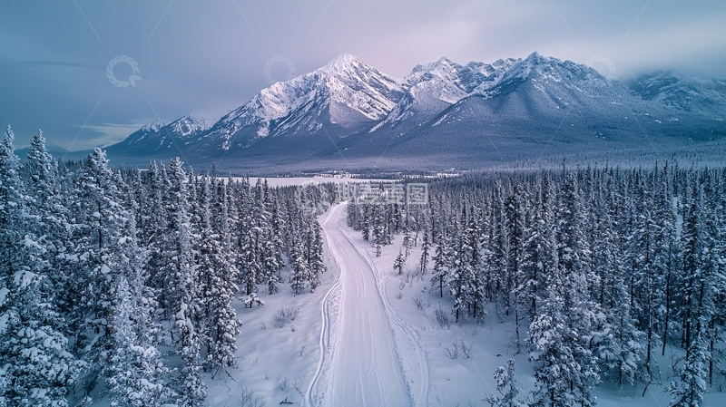 高清大图下载【趣麦麦图】冰雪覆盖的山脉与森林