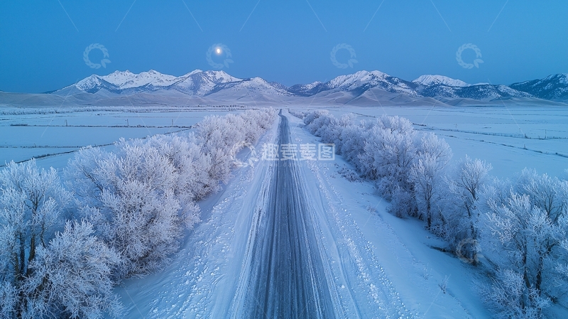 高清大图下载【趣麦麦图】雪山月夜下的笔直道路