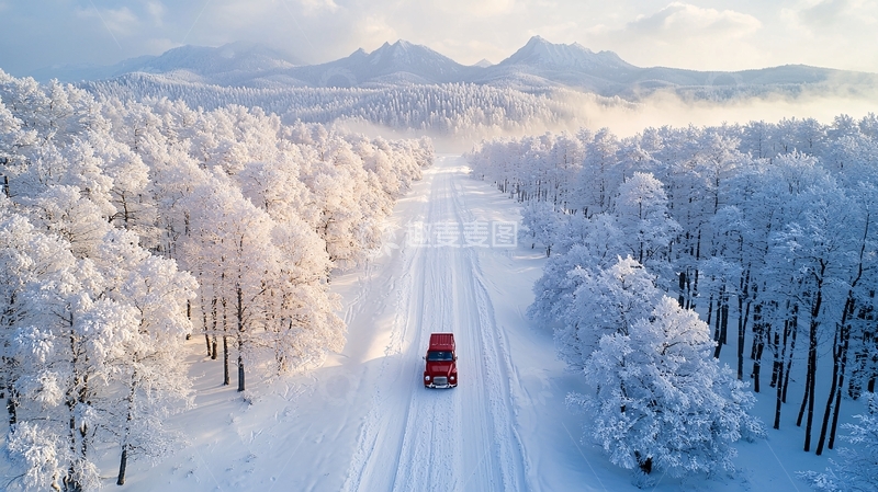 高清大图下载【趣麦麦图】冬季雪景中的红色车辆