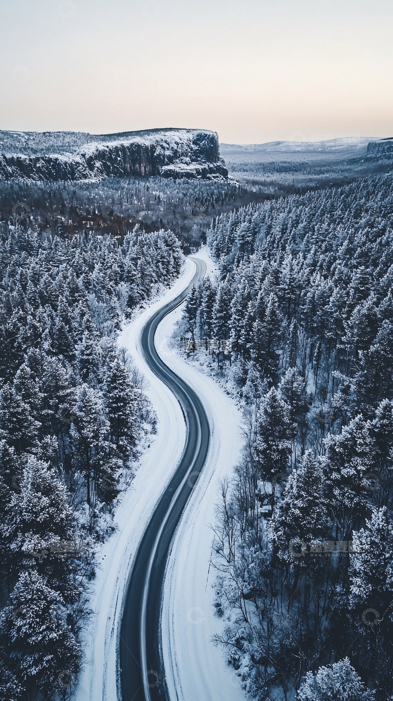 高清大图下载【趣麦麦图】冬季森林蜿蜒道路