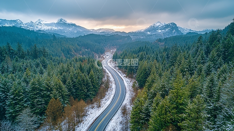 高清大图下载【趣麦麦图】冬季道路穿过森林