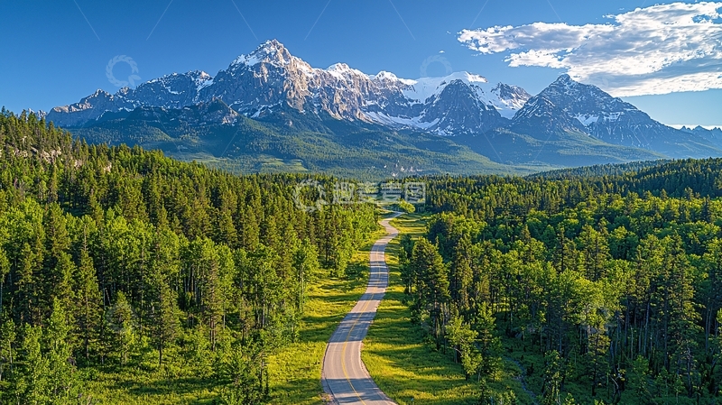 高清大图下载【趣麦麦图】壮丽山脉下的绿色森林之路