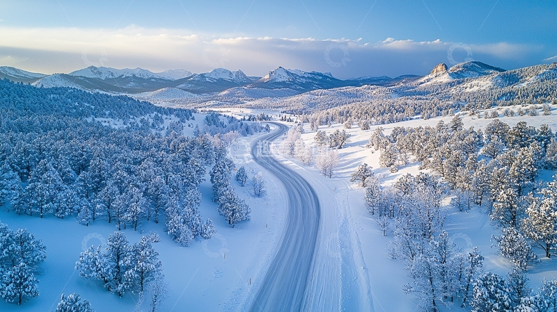 高清大图下载【趣麦麦图】雪山下的蜿蜒道路