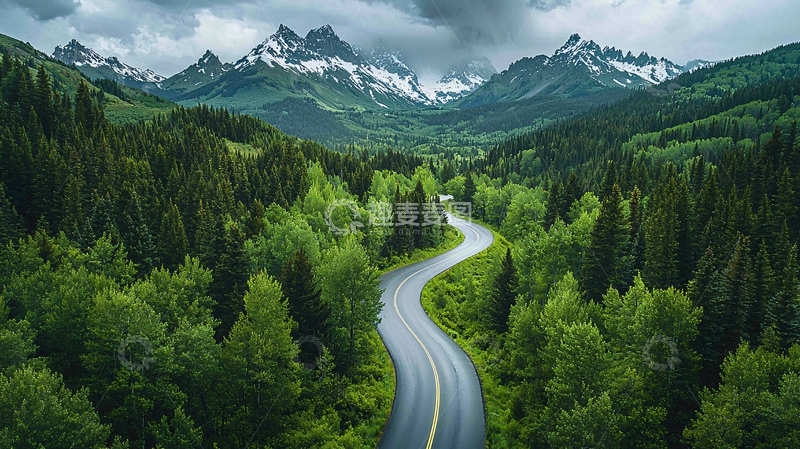 高清大图下载【趣麦麦图】蜿蜒山路穿梭绿林