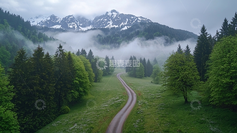 高清大图下载【趣麦麦图】雾气缭绕的山间小路