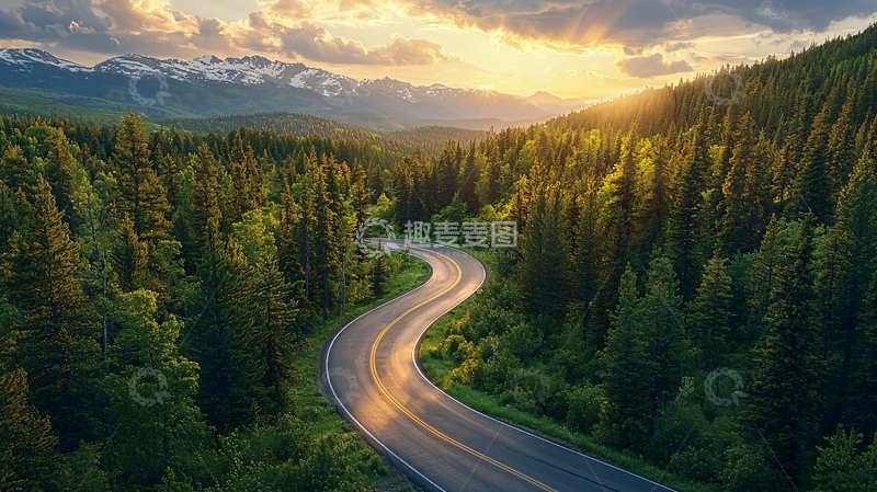 高清大图下载【趣麦麦图】蜿蜒公路穿过森林