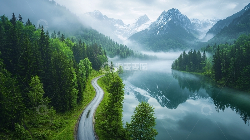 高清大图下载【趣麦麦图】翠绿森林环绕的湖泊
