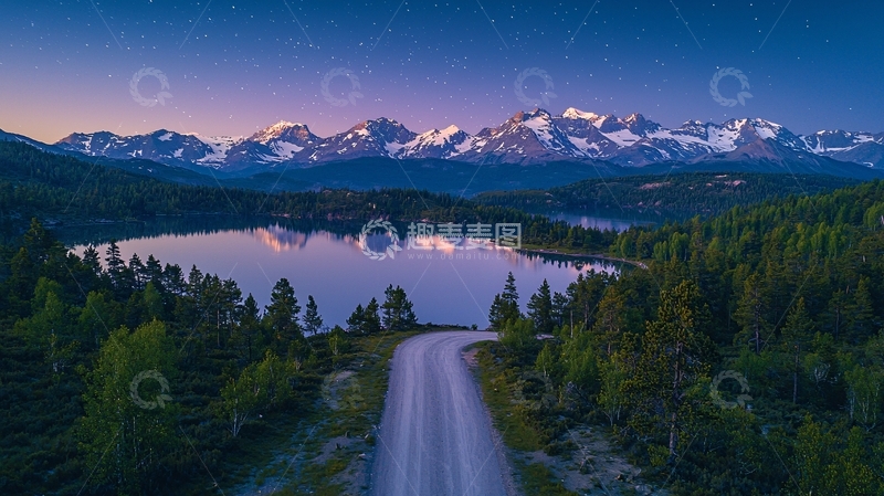 高清大图下载【趣麦麦图】壮丽山脉下的宁静湖泊