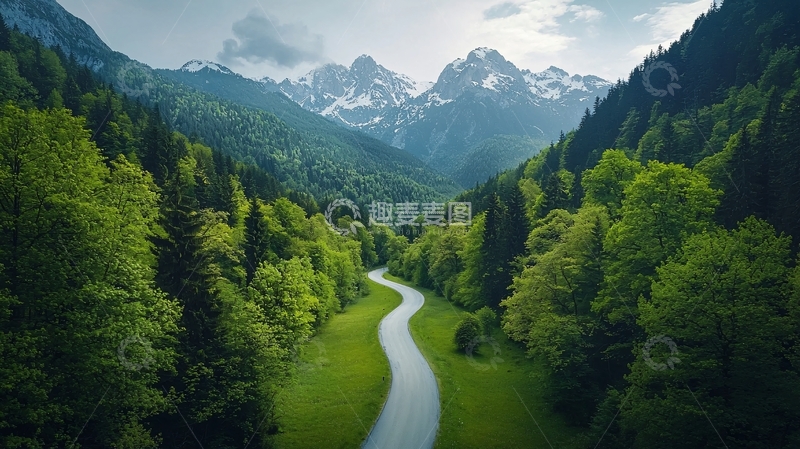 高清大图下载【趣麦麦图】蜿蜒道路穿过绿意盎然的山谷